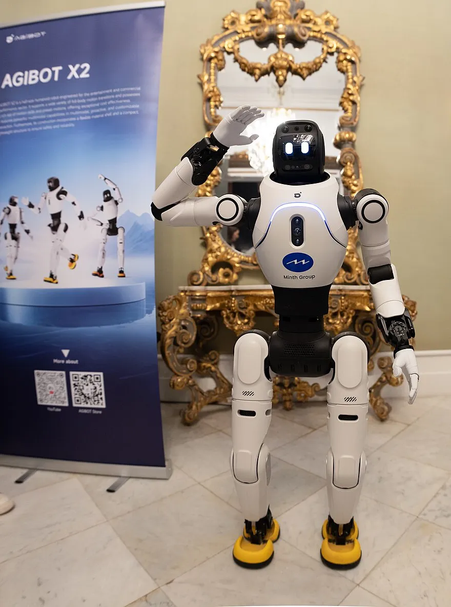 MWC 2026 전시장의 AgiBot X2 (옆 배너에 AGIBOT X2 표기)