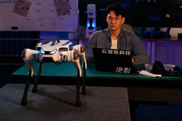 개발자 책상 옆의 DEEP Robotics Lite3 사족 로봇