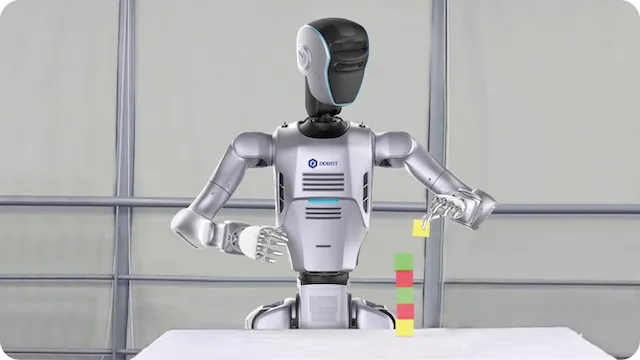 작업대 앞의 Dobot Atom