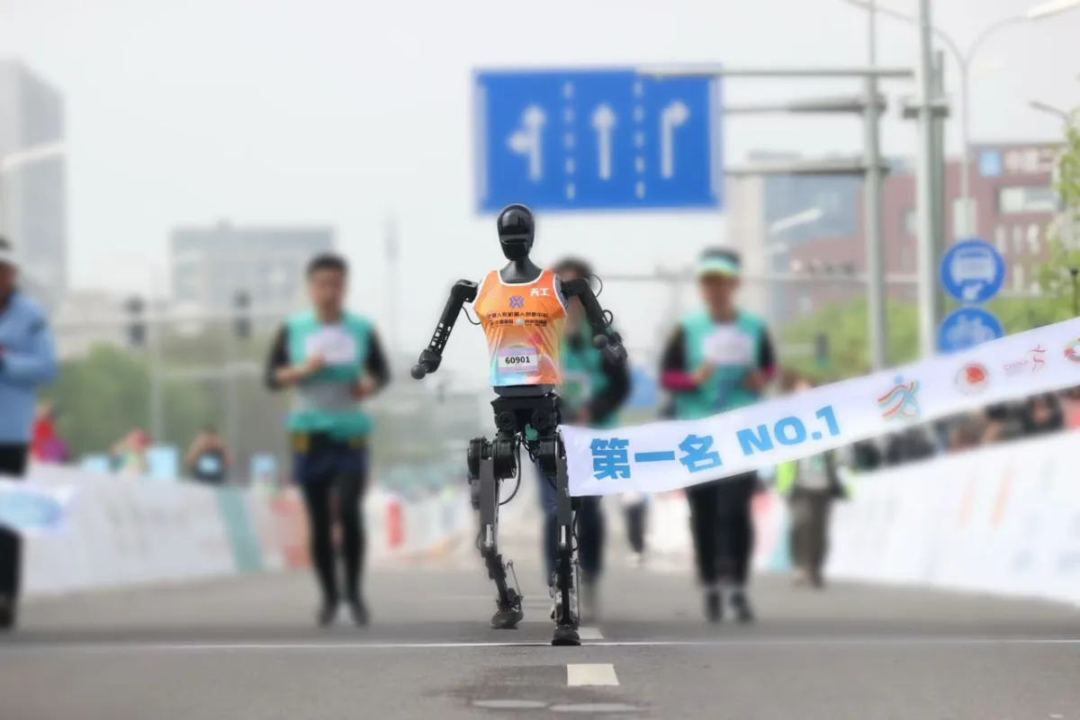 2025년 4월 베이징 이좡 로봇 하프마라톤 결승선을 1위로 통과하는 천궁 Ultra