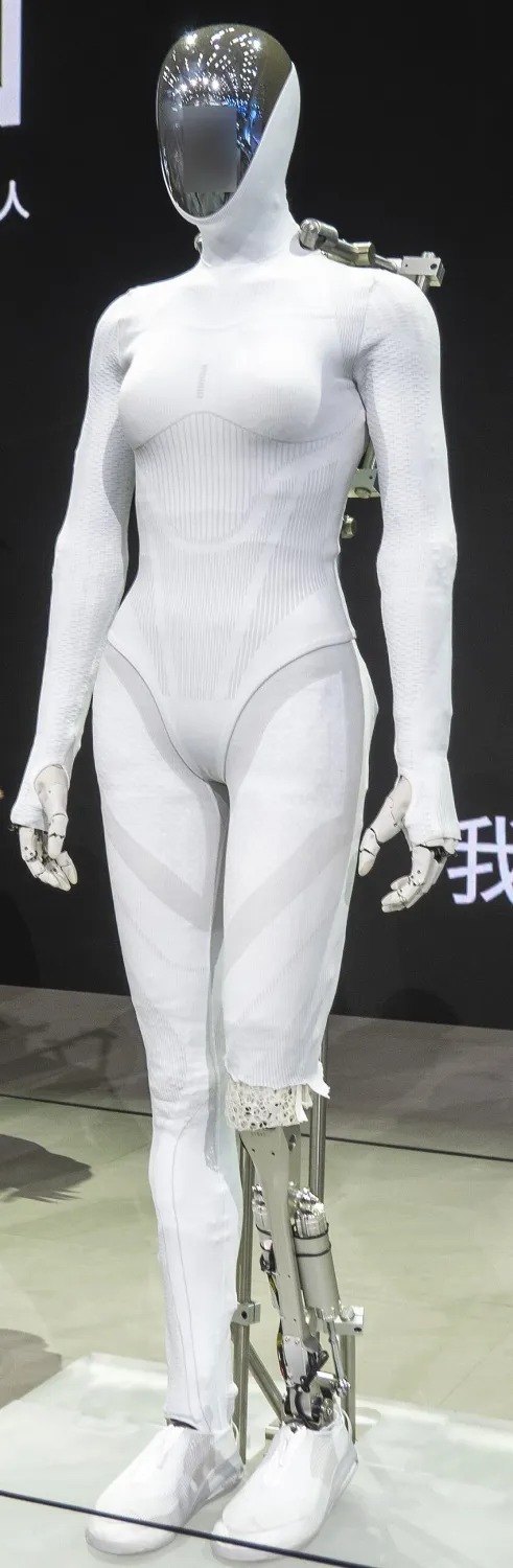 2025 광저우 모터쇼에 전시된 XPENG IRON (전시 문구 '小鹏全新一代人形机器人')